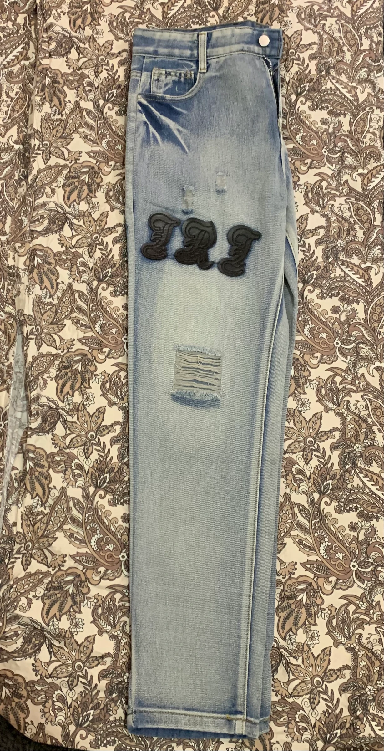 Jeans rasgado com efeito desbotado e logo 'IRI' – photo 5